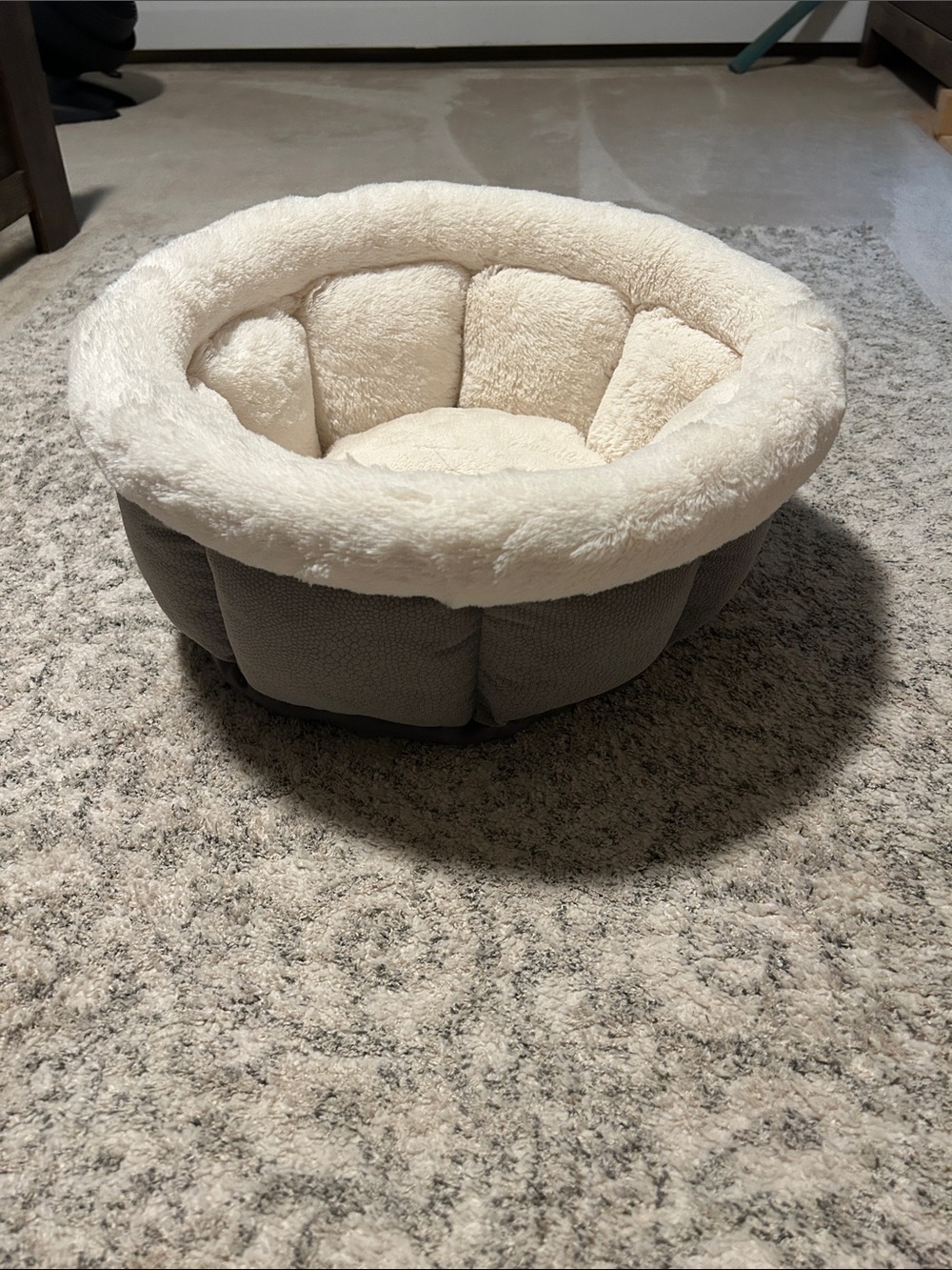 Plush Round Pet Bed in Ivory and Gray